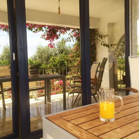 In Ermioni Mit Gemeinschaftlichem Pool- Grill Und Terrasse By Interhome Thermisía