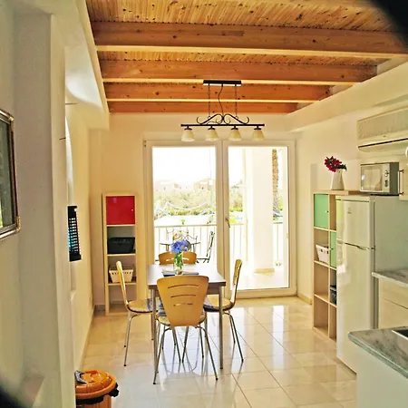 In Ermioni Mit Gemeinschaftlichem Pool- Grill Und Terrasse By Interhome Vakantiehuis